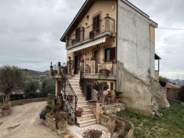 Villetta indipendente in vendita di 231 m² in Contrada Centrella