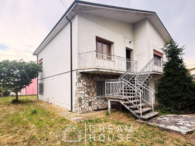 Villetta indipendente in vendita di 232 m² in Via Cusinati