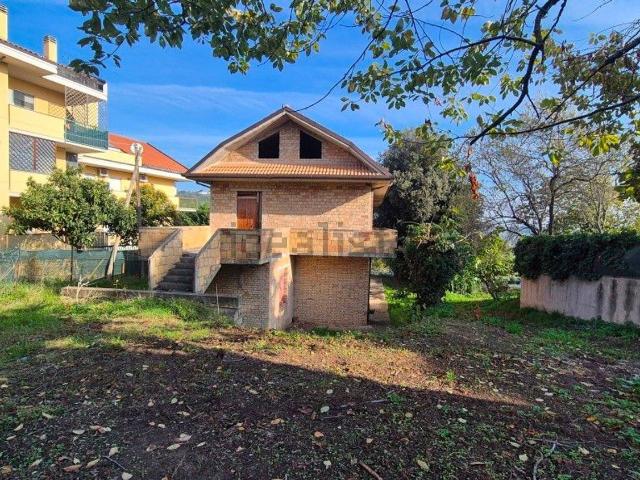 Villetta indipendente in vendita di 232 m² in Via dei Lucani