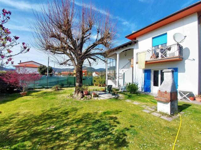 Villetta indipendente in vendita di 233 m² in Via Bertucci