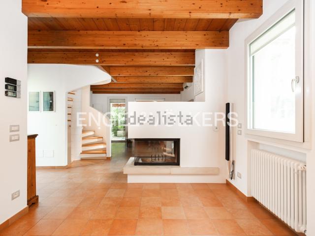Villetta indipendente in vendita di 234 m² in Via Crociali