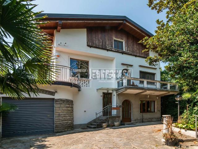 Villetta indipendente in vendita di 234 m² in Via Lario, 1