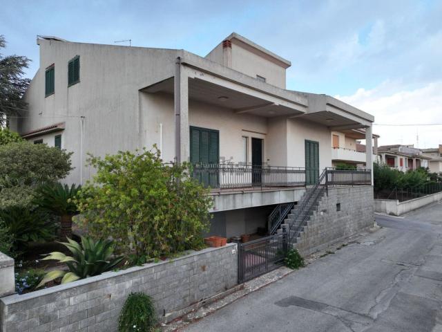 Villetta indipendente in vendita di 234 m² in Via Rocciola Torre Cannata Malvagia