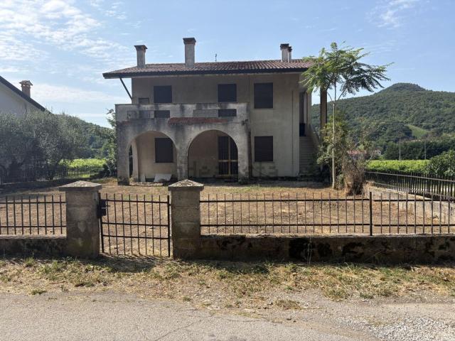 Villetta indipendente in vendita di 234 m² in Via Roma