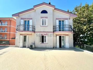 Villetta indipendente in vendita di 234 m² in Viale Marebello, 2