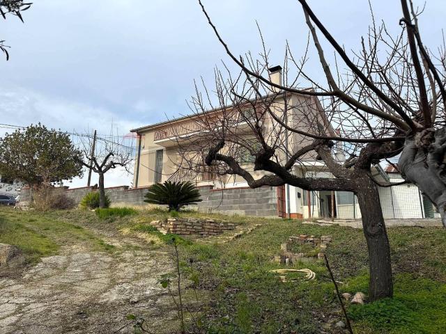 Villetta indipendente in vendita di 234 m² in Contrada Rizzacorno, 131