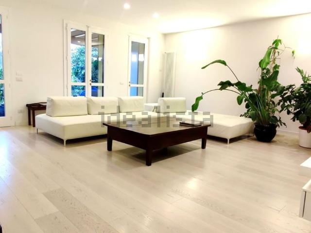 Villetta indipendente in vendita di 235 m² in Via Angelo Braga