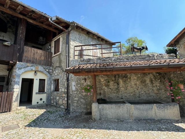 Villetta indipendente in vendita di 235 m² in Via Dosso