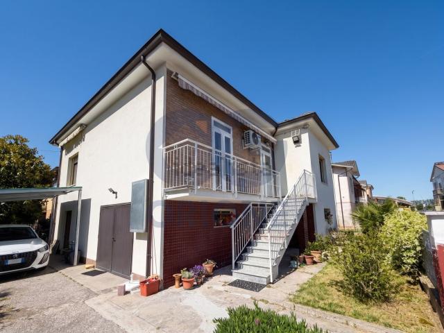 Villetta indipendente in vendita di 235 m² in Via Mantova, 216