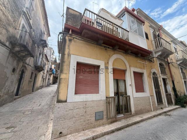 Villetta indipendente in vendita di 235 m² in Via Michele Amari
