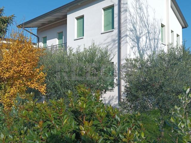 Villetta indipendente in vendita di 235 m² in Via Silvestri