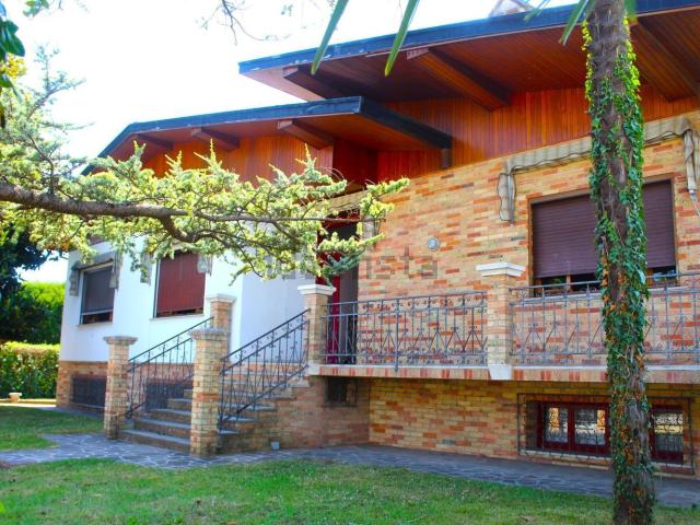 Villetta indipendente in vendita di 235 m² in Via Postumia