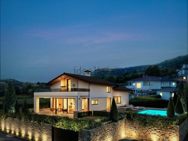 Villetta indipendente in vendita di 236 m² in Via Enzo Migliore