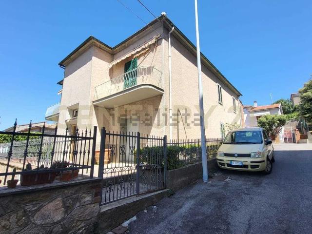 Villetta indipendente in vendita di 236 m² in Via Ludovico Ariosto, 5