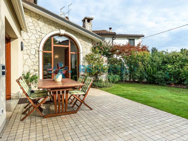 Villetta indipendente in vendita di 237 m² in Via U. Foscolo