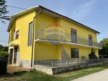 Villetta indipendente in vendita di 237 m² in Strada PROVINCIALE, 11