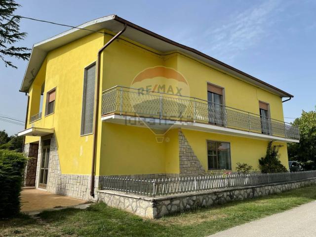 Villetta indipendente in vendita di 237 m² in Strada PROVINCIALE, 11