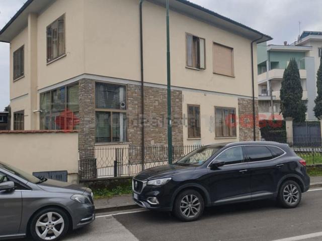 Villetta indipendente in vendita di 238 m² in Via dei Confini