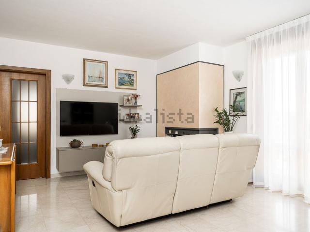 Villetta indipendente in vendita di 239 m² in Via C.Battisti, 10