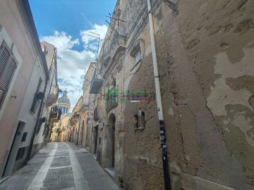 Villetta indipendente in vendita di 240 m² in Via Capitano Bocchieri