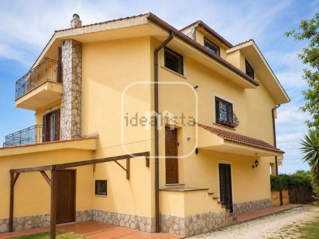 Villetta indipendente in vendita di 240 m² in Via Claudio Monteverdi, 13