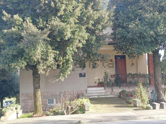 Villetta indipendente in vendita di 240 m² in Via Assisi