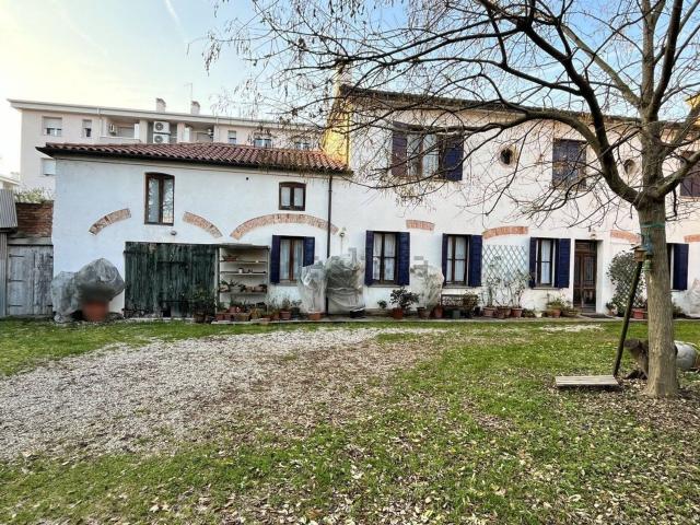 Villetta indipendente in vendita di 240 m² in Via Guido Reni