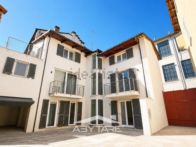 Villetta indipendente in vendita di 240 m² in Via Fratelli Bona, 7