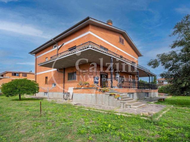 Villetta indipendente in vendita di 240 m² in Via Muzio Clementi, 57