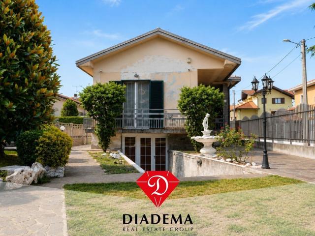 Villetta indipendente in vendita di 240 m² in Via Saverio Mercadante, 12