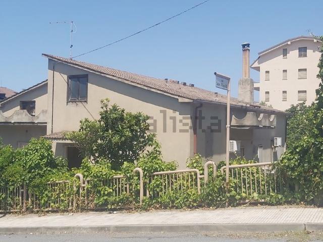 Villetta indipendente in vendita di 240 m² in Via Salvo d&apos Acquisto, 1