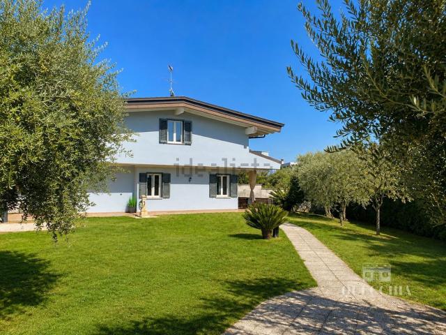 Villetta indipendente in vendita di 240 m² in Via Salvo D&apos Acquisto, 5