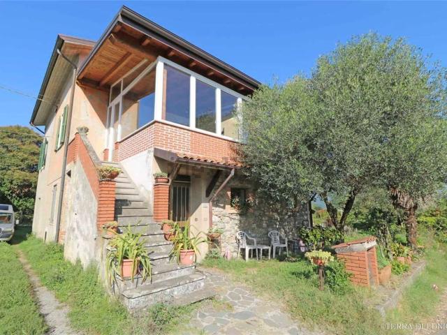 Villetta indipendente in vendita di 240 m² in Via Serla