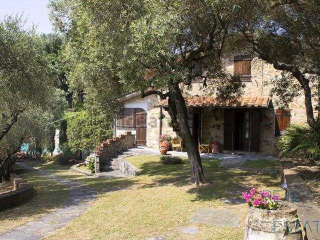 Villetta indipendente in vendita di 240 m² in Via Pedona, 115