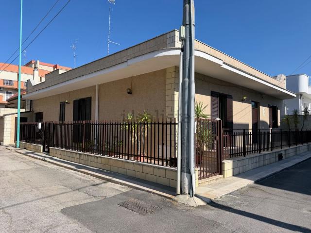 Villetta indipendente in vendita di 240 m² in Via Piccininni Domenico, 11