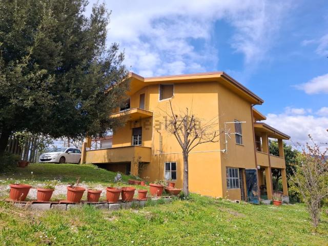 Villetta indipendente in vendita di 240 m² in Via Roanzi Vallone