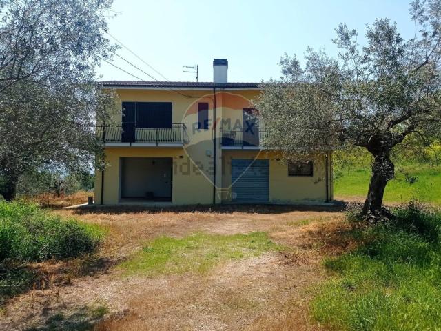 Villetta indipendente in vendita di 240 m² in Via Rocco Terenzi