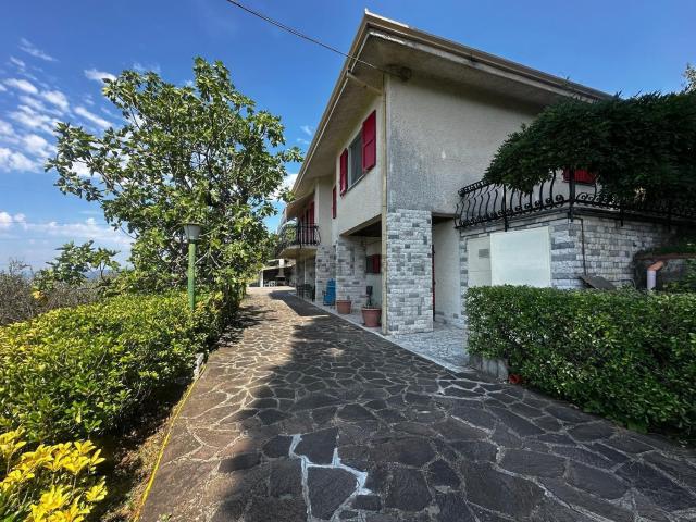 Villetta indipendente in vendita di 240 m² in Via U. Mantero