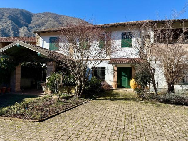 Villetta indipendente in vendita di 240 m² in Via Umberto I