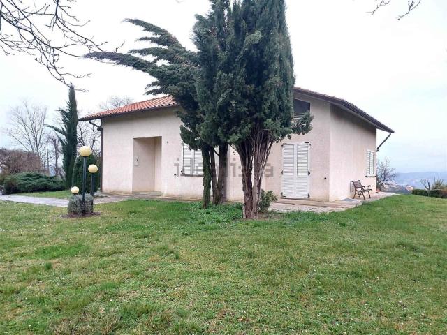 Villetta indipendente in vendita di 240 m² in Frazione Piticchio