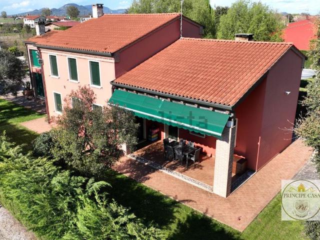 Villetta indipendente in vendita di 240 m² in Piazza Abate G. Valentinelli