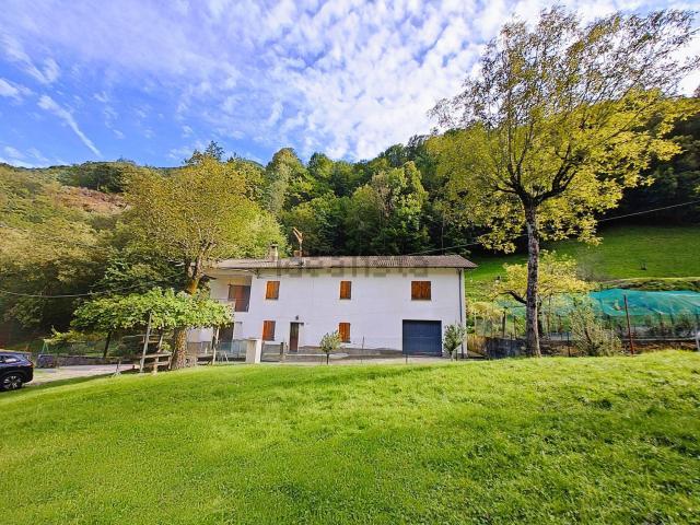 Villetta indipendente in vendita di 241 m² in Via Peroni