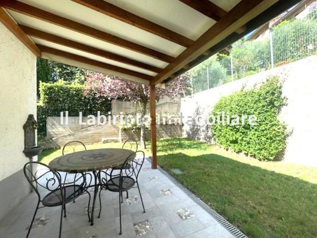 Villetta indipendente in vendita di 242 m² in Via G. Pascoli