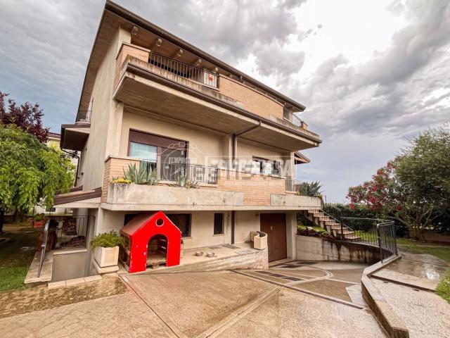 Villetta indipendente in vendita di 242 m² in Via dei Muratori, 37