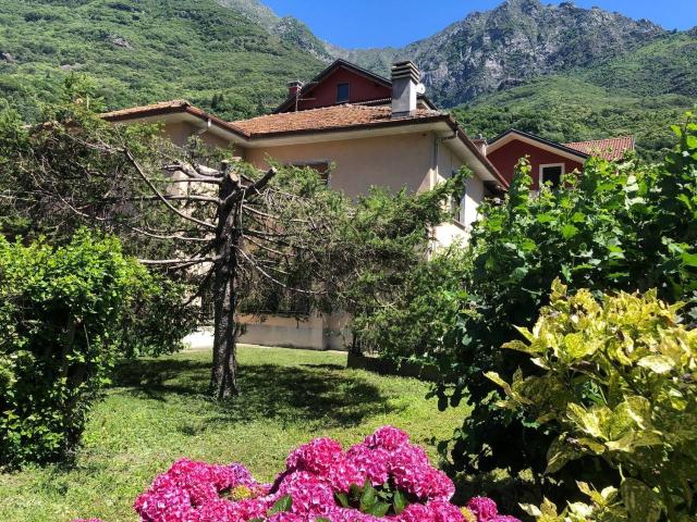 Villetta indipendente in vendita di 242 m² in Via Sempione, 7