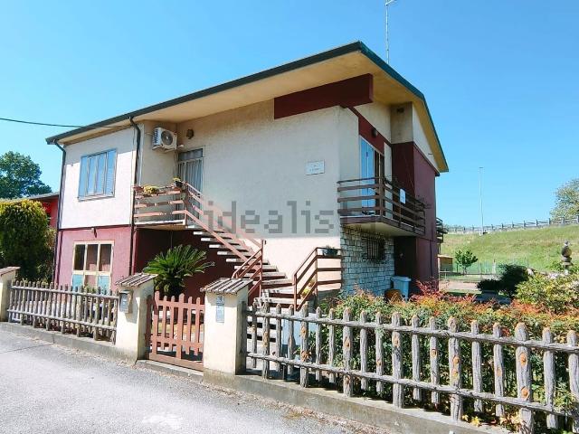 Villetta indipendente in vendita di 243 m² in Via 4 Novembre, 14