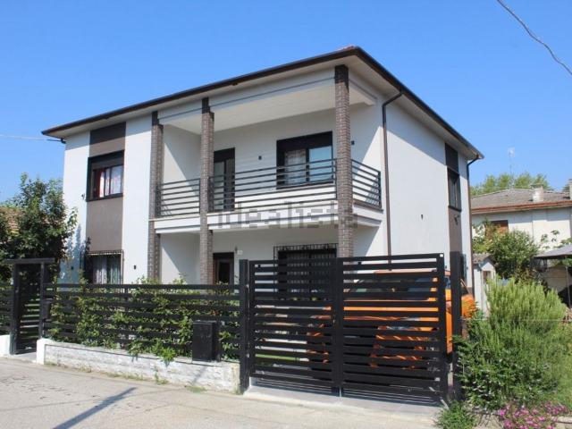 Villetta indipendente in vendita di 243 m² in Via Sabbioni