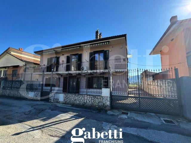 Villetta indipendente in vendita di 243 m² in Via Stazione