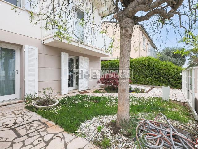 Villetta indipendente in vendita di 243 m² in Via Umberto Giordano