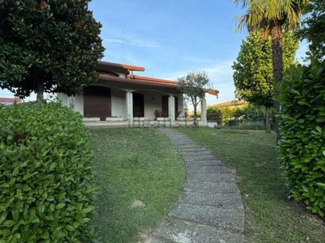 Villetta indipendente in vendita di 244 m² in Via Carlo Alberto Dalla Chiesa, 10